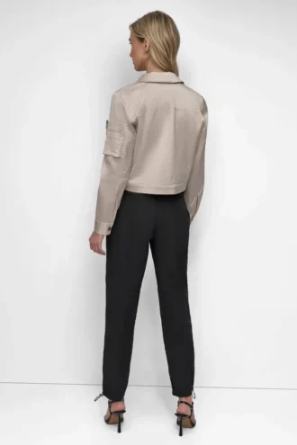 Langärmelige, verkürzte Satinjacke Langärmelige, verkürzte Satinjacke