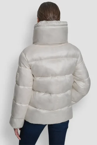 Leichte Steppjacke mit Trichterkragen