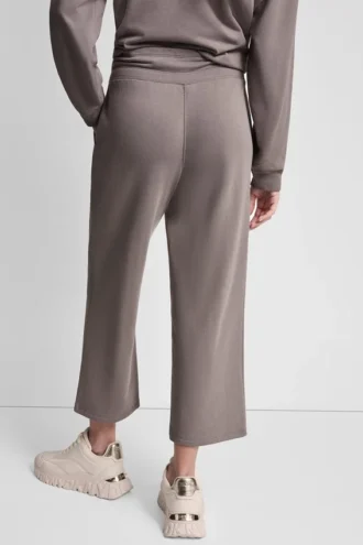 Metallic-Bubble-Logo-Cropped-Hose mit hoher Leibhöhe Metallic-Bubble-Logo-Cropped-Hose mit hoher Leibhöhe