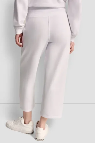 Metallic-Bubble-Logo-Cropped-Hose mit hoher Leibhöhe Metallic-Bubble-Logo-Cropped-Hose mit hoher Leibhöhe