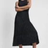 Midi-Kleid aus gemischten Materialien mit Falten Midi-Kleid aus gemischten Materialien mit Falten