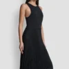 Midi-Kleid aus gemischten Materialien mit Falten Midi-Kleid aus gemischten Materialien mit Falten