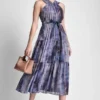 Midi-Kleid aus plissiertem Chiffon mit Bindegürtel an der Taille Midi-Kleid aus plissiertem Chiffon mit Bindegürtel an der Taille