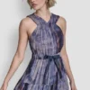 Midi-Kleid aus plissiertem Chiffon mit Bindegürtel an der Taille Midi-Kleid aus plissiertem Chiffon mit Bindegürtel an der Taille