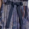 Midi-Kleid aus plissiertem Chiffon mit Bindegürtel an der Taille Midi-Kleid aus plissiertem Chiffon mit Bindegürtel an der Taille