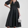 Midi-Kleid im Henley-Stil mit Rippbündchen und Puff-Ärmeln Midi-Kleid im Henley-Stil mit Rippbündchen und Puff-Ärmeln