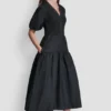 Midi-Kleid im Henley-Stil mit Rippbündchen und Puff-Ärmeln Midi-Kleid im Henley-Stil mit Rippbündchen und Puff-Ärmeln