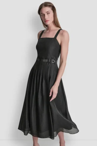 Midi-Kleid mit Gürtel und Falten Midi-Kleid mit Gürtel und Falten
