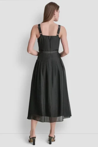 Midi-Kleid mit Gürtel und Falten Midi-Kleid mit Gürtel und Falten