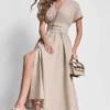 Midi-Kleid mit Smok-Detail und Schnallen Midi-Kleid mit Smok-Detail und Schnallen