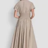 Midi-Kleid mit Smok-Detail und Schnallen Midi-Kleid mit Smok-Detail und Schnallen