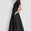 Midi-Kleid mit Smok-Detail und Schnallen Midi-Kleid mit Smok-Detail und Schnallen