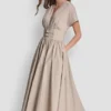 Midi-Kleid mit Smok-Detail und Schnallen Midi-Kleid mit Smok-Detail und Schnallen