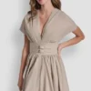 Midi-Kleid mit Smok-Detail und Schnallen Midi-Kleid mit Smok-Detail und Schnallen