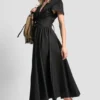 Midi-Kleid mit Smok-Detail und Schnallen Midi-Kleid mit Smok-Detail und Schnallen