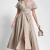 Midi-Kleid mit Smok-Detail und Schnallen Midi-Kleid mit Smok-Detail und Schnallen