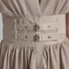 Midi-Kleid mit Smok-Detail und Schnallen Midi-Kleid mit Smok-Detail und Schnallen