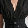 Midi-Kleid mit Smok-Detail und Schnallen Midi-Kleid mit Smok-Detail und Schnallen