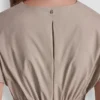 Midi-Kleid mit Smok-Detail und Schnallen Midi-Kleid mit Smok-Detail und Schnallen