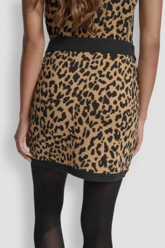 Mini-Pullover-Röcke mit Leoparden-Jacquard Mini-Pullover-Röcke mit Leoparden-Jacquard