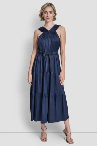 Plissiertes Midikleid aus Satin mit Bindegürtel an der Taille Plissiertes Midikleid aus Satin mit Bindegürtel an der Taille