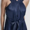 Plissiertes Midikleid aus Satin mit Bindegürtel an der Taille Plissiertes Midikleid aus Satin mit Bindegürtel an der Taille