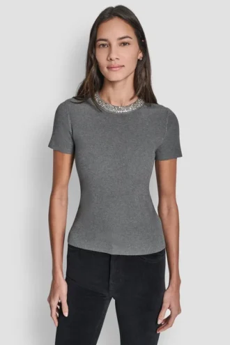 Pullover mit verzierten Ausschnitten Pullover mit verzierten Ausschnitten