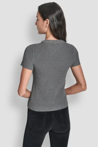 Pullover mit verzierten Ausschnitten Pullover mit verzierten Ausschnitten