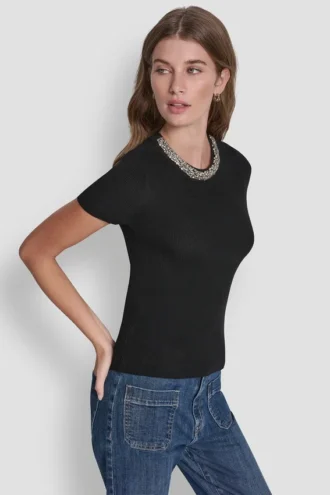 Pullover mit verzierten Ausschnitten Pullover mit verzierten Ausschnitten