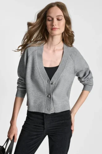 Raglan-Strickjacke mit V-Ausschnitt und edlen Knöpfen