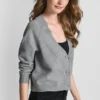 Raglan-Strickjacke mit V-Ausschnitt und edlen Knöpfen Raglan-Strickjacke mit V-Ausschnitt und edlen Knöpfen