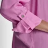 Rückseitiger Schlitz, Knopfleiste vorne mit Rolllasche Rückseitiger Schlitz, Knopfleiste vorne mit Rolllasche