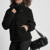 Sherpa-Jacke mit Reißverschluss und Schnallen-Kragen Sherpa-Jacke mit Reißverschluss und Schnallen-Kragen
