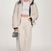 Sherpa-Jacke mit Reißverschluss und Schnallen-Kragen Sherpa-Jacke mit Reißverschluss und Schnallen-Kragen