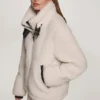 Sherpa-Jacke mit Reißverschluss und Schnallen-Kragen Sherpa-Jacke mit Reißverschluss und Schnallen-Kragen