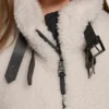 Sherpa-Jacke mit Reißverschluss und Schnallen-Kragen Sherpa-Jacke mit Reißverschluss und Schnallen-Kragen