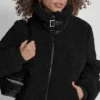 Sherpa-Jacke mit Reißverschluss und Schnallen-Kragen Sherpa-Jacke mit Reißverschluss und Schnallen-Kragen