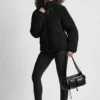 Sherpa-Jacke mit Reißverschluss und Schnallen-Kragen Sherpa-Jacke mit Reißverschluss und Schnallen-Kragen