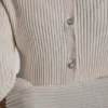 Strickjacke mit ausgestellten Ärmeln und Strass-Knöpfen Strickjacke mit ausgestellten Ärmeln und Strass-Knöpfen