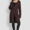 Strickjacke mit Gürtel und Logo-Verzierungen Strickjacke mit Gürtel und Logo-Verzierungen