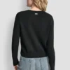 Strickjacke mit Rundhalsausschnitt und aufgesetzten Taschen Strickjacke mit Rundhalsausschnitt und aufgesetzten Taschen