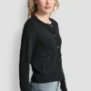 Strickjacke mit Rundhalsausschnitt und aufgesetzten Taschen Strickjacke mit Rundhalsausschnitt und aufgesetzten Taschen