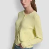 Strickjacke mit Rundhalsausschnitt und aufgesetzten Taschen Strickjacke mit Rundhalsausschnitt und aufgesetzten Taschen
