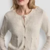 Strickjacke mit Rundhalsausschnitt und aufgesetzten Taschen