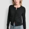 Strickjacke mit Rundhalsausschnitt und aufgesetzten Taschen Strickjacke mit Rundhalsausschnitt und aufgesetzten Taschen