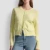 Strickjacke mit Rundhalsausschnitt und aufgesetzten Taschen Strickjacke mit Rundhalsausschnitt und aufgesetzten Taschen