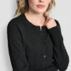 Strickjacke mit Rundhalsausschnitt und aufgesetzten Taschen Strickjacke mit Rundhalsausschnitt und aufgesetzten Taschen