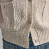 Strickjacke mit Rundhalsausschnitt und aufgesetzten Taschen