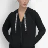 Zweifarbiger Kapuzenpullover mit Logo und Kordelzug Zweifarbiger Kapuzenpullover mit Logo und Kordelzug