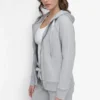 Zweifarbiger Kapuzenpullover mit Logo und Kordelzug Zweifarbiger Kapuzenpullover mit Logo und Kordelzug